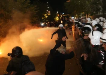 EMRAT/ Dhuna gjatë protestës së opozitës, ndalohen dy persona, procedohet një i mitur