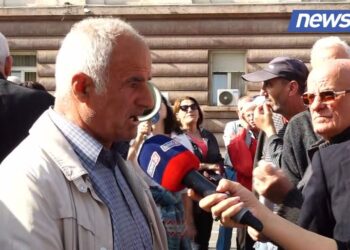 Qindra të moshuar protestojnë para Kryeministrisë, pensionisti: Çfarë t’i kërkoj djalit, ka fëmijë për të rritur