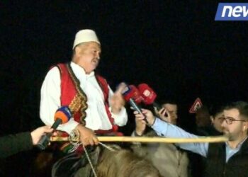 VIDEOLAJM/ Habit mbështetësi i opozitës, shkon për mosbindje civile me …kalë, i bën thirrje edhe Trump-it