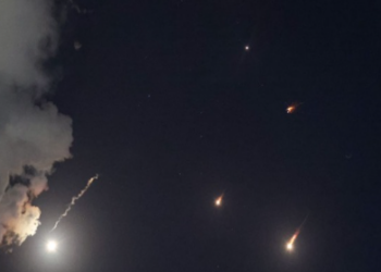 Irani lëshon qindra raketa mbi Izrael, “përfshihet” edhe SHBA, urdhri i Biden për ushtrinë amerikane