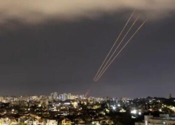 Irani lëshon mbi 100 raketa mbi Izrael, dalin pamjet nga sulmi (VIDEO)