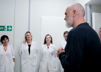 “Tetori Rozë”, Rama thirrje grave dhe vajzave: Bëni mamografinë falas në spitalet rajonale