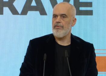 “Të thuash sot jam nga Shqipëria, je ‘sexy’, deri dje….”, Rama batuta në programin me të rinjtë: Për të hyrë në administratë nuk duhet të kesh kushëri Ulsiun