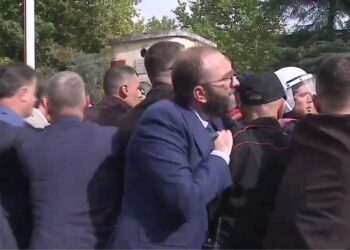 PD thërret “përforcime”, mbërrijnë para Parlamentit protestuesit e Bashkisë! Sulmohen policët, hapet porta