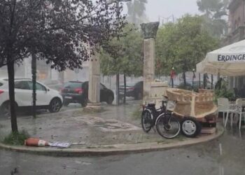 Stuhi e reshje edhe në Durrës, probleme në qarkullim! Ndërpritet lundrimi i anijeve