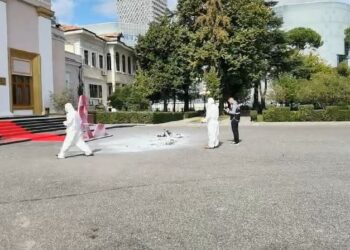 Kaosi dhe zjarri para Kuvendit, ekspertët e kriminalistikës mbërrijnë në vendngjarje