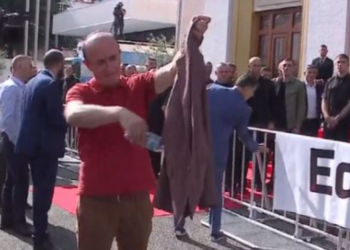 Revolucioni ka sakrifica! Dash Sula djeg xhaketën e tij, Mul Noka qëllon me shishe gardistët