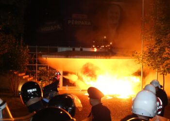 Dhuna e opozitës nëpër Tiranë, shpallet në kërkim ish-komandanti i FNSH, procedohen të miturit e molotovëve, një i arrestuar