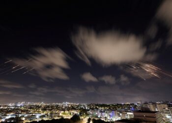 Çfarë dihet për sulmin raketor të Iranit ndaj Izraelit dhe ç’pritet të ndodhë, analiza e BBC