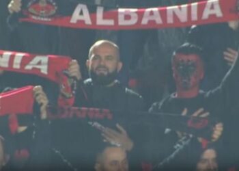 VIDEO/ Duartrokitje dhe vërshëllima, si u përjetua himni i Shqipërisë para ndeshjes në Tbilisi