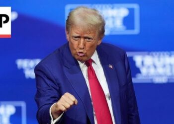 U bie të fikët dy personave nga audienca, Donald Trump “gjen zgjidhjen”, ndalon fushatën dhe kërcen e këndon për 39 minuta