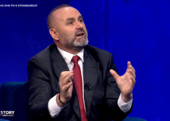 “Ke parë film sot në drekë?”, Manja ngre tonet me analistin: Nuk ka pasur polici në Parlament!