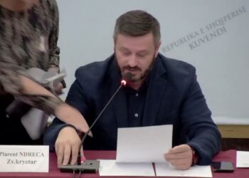 Sërish sherr te ‘Shëndetësia’,  Vokshi i flak mikrofonin Ndrecës: Do t’ju hedhim molotov ty dhe Ramës