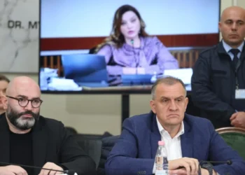 “Po e keqpërdorni të shkretin”, Beqaj irritohet me Vokshin: Kujdes me epitetet! Hallin tënd s’ta zgjidh dot unë