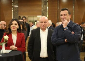 FOTO / Promovimi i “Shi me baltë”, Mero Baze bën bashkë politikën, artin dhe gazetarinë