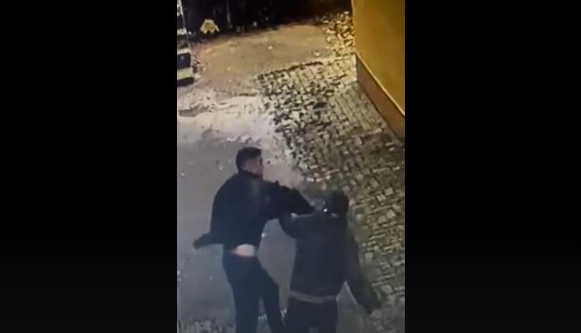 Dalin pamje nga sherri në Qytet Studenti/ 20-vjeçari me plagë në bark tenton të mbrohet, autori e qëllon pa pushim me thikë