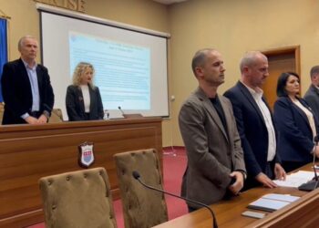 Atentati me katër viktima në Shkodër, nis me një minutë heshtje mbledhja në Këshillin Bashkiak