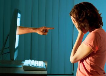 Të rinjtë bullizohen online, psikologët: Përballja me sharjet dhe ofendimet dëmton vetëbesimin