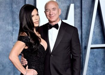 I propozoi me unazën 2.5 milionë dollarë, zbulohen detaje nga dasma speciale e Jeff Bezos dhe partneres së tij