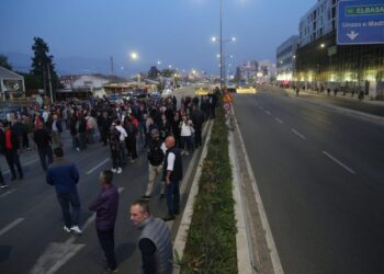 “O sot, o kurrë”, opozita bllokon sërish sot 5 kryqëzimet kryesore të Tiranës