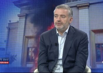 Beqaj me pranga në Kuvend / Klosi: PD s’kishte interes ta lejonte të dëshmonte