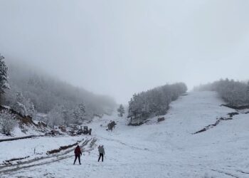 Bora e parë zbardh Korçën, turistë të huaj dynden drejt Dardhës, Voskopojës dhe Vithkuqit