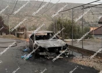 Shkrumbohet nga flakët një makinë në Shëngjin, shpëtojnë mrekullisht shoferi dhe dy vajzat e tij