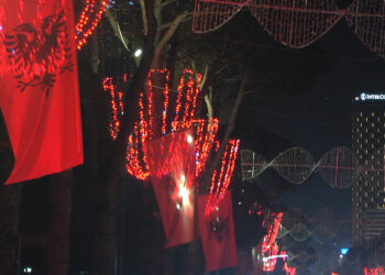 Tirana vishet kuqezi në prag të Festës së Pavarësisë, nesër parada e shqiptarëve nga të gjitha trevat (FOTO)