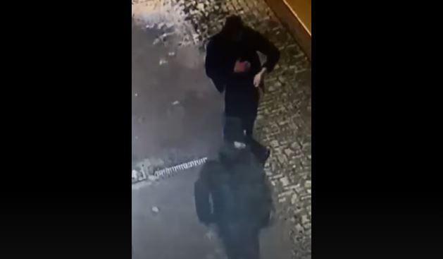 Dalin pamje nga sherri në Qytet Studenti/ 20-vjeçari me plagë në bark tenton të mbrohet, autori e qëllon pa pushim me thikë