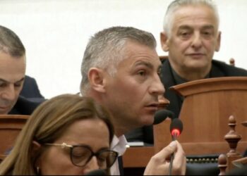 “Edhe këtë e vodhët?!” Nallbati tregon karrigen e vjetër: Mos u ngopshi e u zënshin fytin!