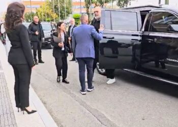 FOTOLAJM / Rama në Selanik, kryeministri mbërrin në sallën ku do të mbahet takimi