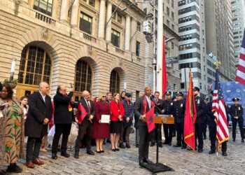Flamuri shqiptar ngrihet në New York/ Kryebashkiaku Eric Adams, ceremoni për 112-vjetorin e shpalljes së Pavarësisë së Shqipërisë