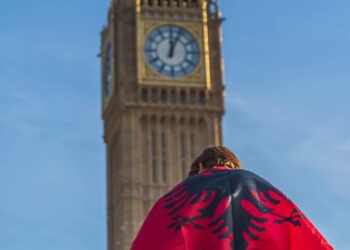 “Në rrugën drejt Shqipërisë 2030”, Rama ndan pamjen nga Big Ben: Kuqezi me shqiptarët e Britanisë së Madhe