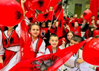 FOTO/ Prag feste, Kryeministri Rama ndan fotoalbumin e fëmijëve veshur kuqezi