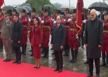 VIDEO / 80-vjetori i Çlirimit, krerët e shtetit dhe ambasadorë, homazhe te “Varrezat e Dëshmorëve”