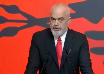 “Çajupi bënte durim, pa djegur karrige”, Rama thumbon opozitën nga Selaniku: Mos harroni se ne kemi muret tanë të lotëve…
