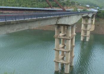 Mungojnë reshjet, niveli i ujit në liqenin e Fierzës bie 30 metra nën kuotën maksimale