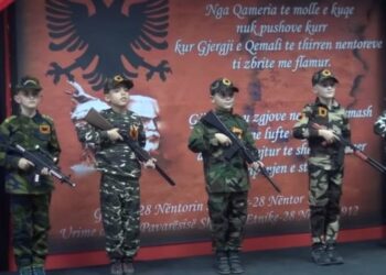Tjetër incident në Maqedoninë e Veriut! Nxënësit veshën uniformë të UÇK-së, ministrja paralajmëron masa ndaj shkollës në Çellopek