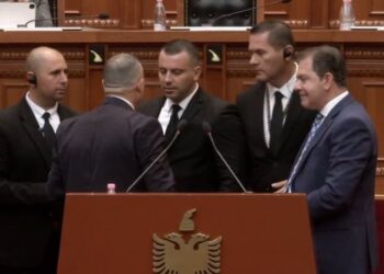 Tensione në Kuvend, Dogjani përplaset me Gardën! Spiropali: Pse e krijoni këtë incident?!