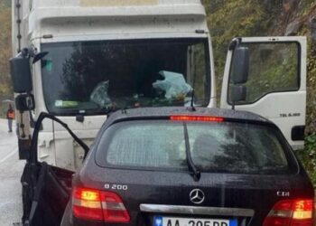 Aksident i trefishtë në aksin Përrenjas-Librazhd, kamioni merr para dy automjete