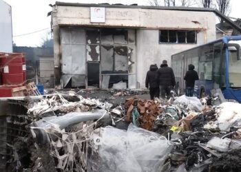 Një ditë pas zjarrit, çfarë mbeti pas flakëve në fabrikën e këpucëve
