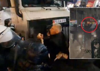VIDEO/ Nallbati bën “heroin” dhe pengon rrugën e autobotit, i nxjerr gishtin e mesit policit