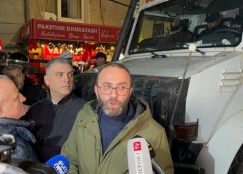 Bardhi merr “situatën në dorë”, i del para autobotit me ujë!