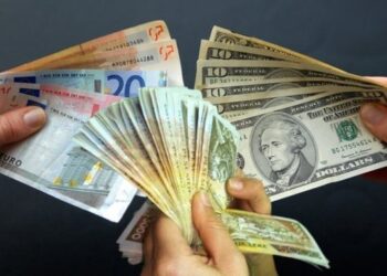 Euro bie ndaj dollarit, arrin nivelin më të ulët në një vit