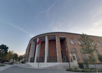 Rriten të ardhurat për banorë, projektbuxheti: Në 2025 të ardhurat rriten me 521 euro