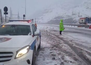 Reshjet e dëborës në Rrugën e Kombit, policia thirrje drejtuesve të mjeteve: Kujdes shpejtësinë, vini zinxhirë e goma dimërore
