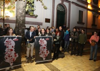 Masakra në Shkodër, me dhjetëra qytetarë ndezin qirinj para Ministrisë së Brendshme