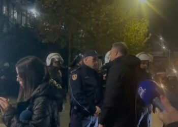 Protesta e PD/ Edhe Luçiano Boçi përplaset me efektivët, Policia thirrje me megafon që të lirohet rruga: Do zbatojmë ligjin!