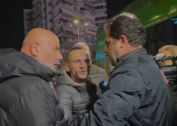 “Mos prek punonjësin e policisë!”/ Deputeti i PD pengon arrestimin e një protestuesi: Bëni kallëzim!