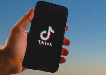 “TikTok, i lidhur me Kinën dhe Rusinë”, si vendet e fuqishme perëndimore e kanë ndaluar platformën: Dyshime për…
